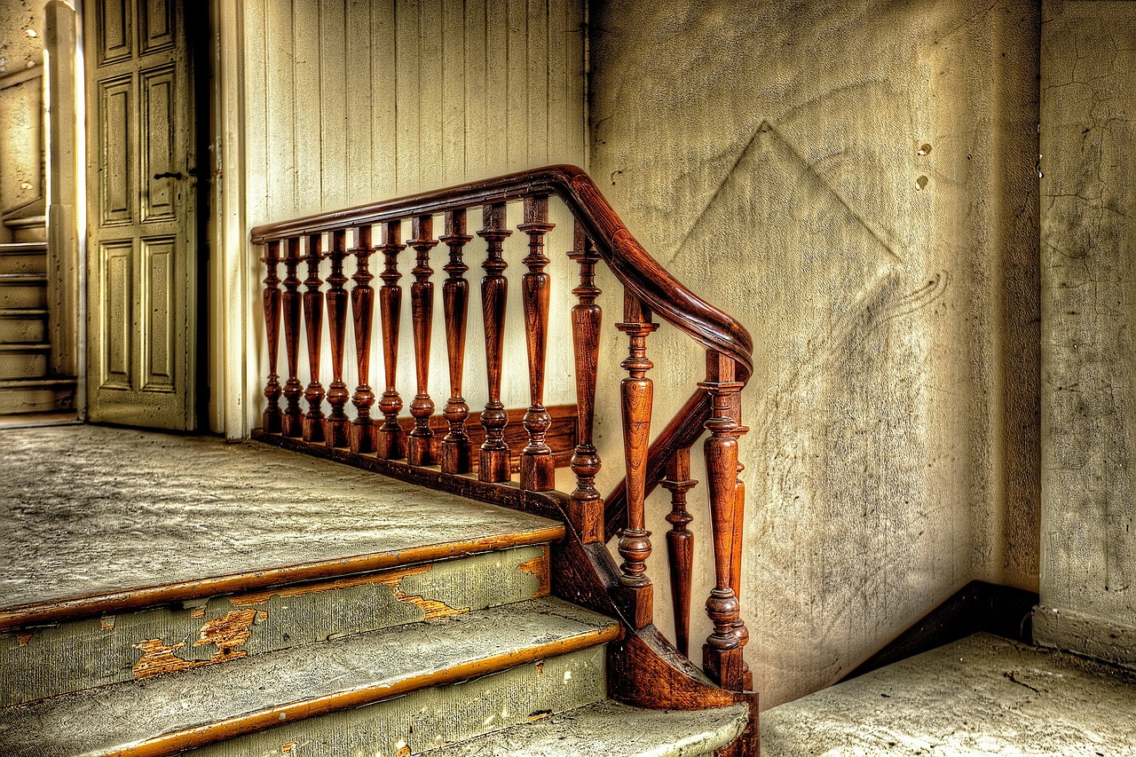 stare schody w domu - wygląd i renowacja
